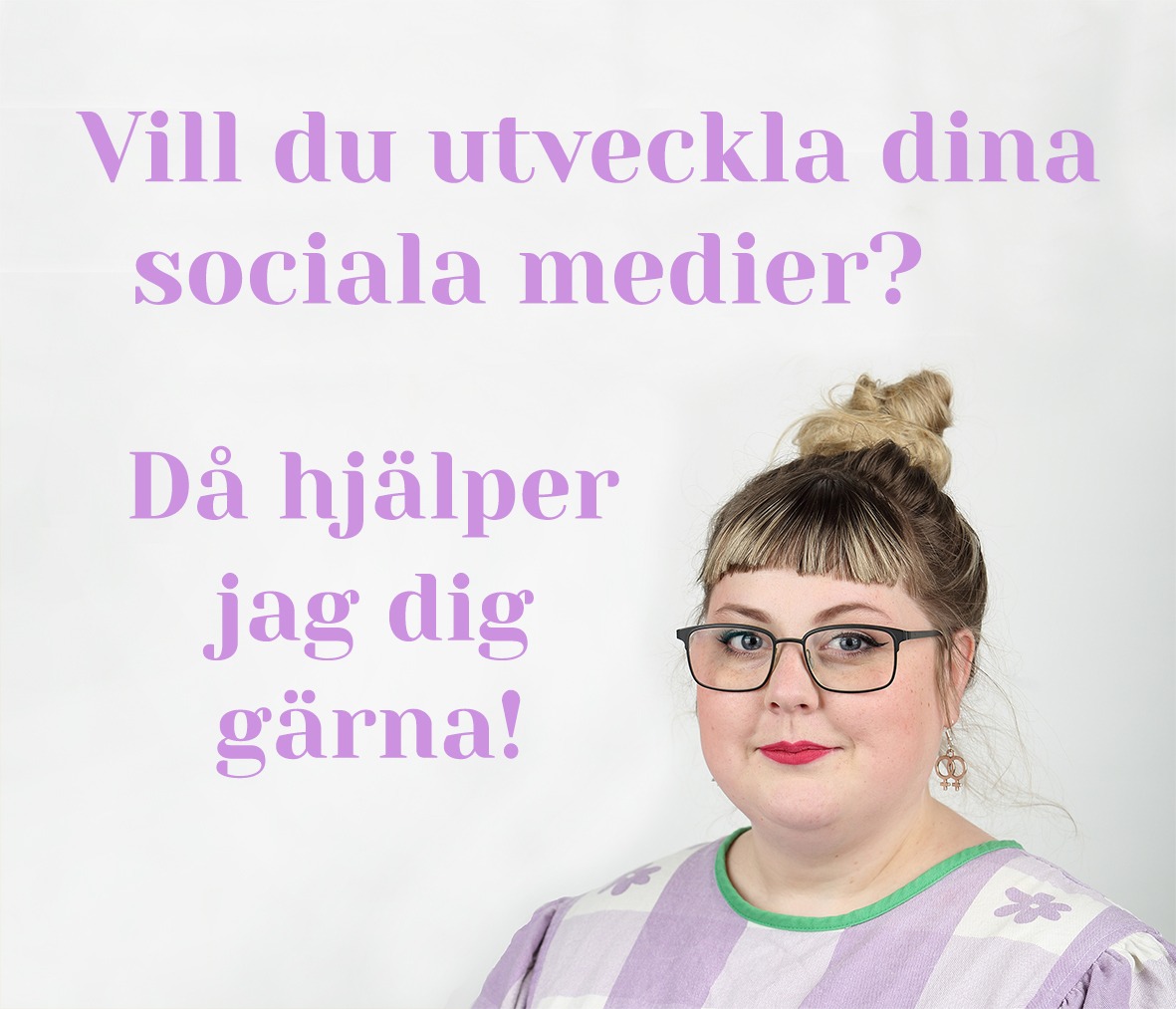 En bild på Sofia i lilarutigklänning, knut på huvudet, glasögon och rosa läppstift med texten "Vill du utveckla dina sociala medier? Då hjälper jag dig gärna!"